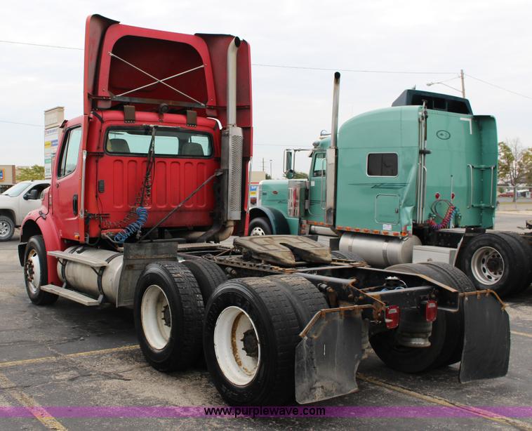 image for item K1187 2005 Freightliner Business Class M2 semi truck