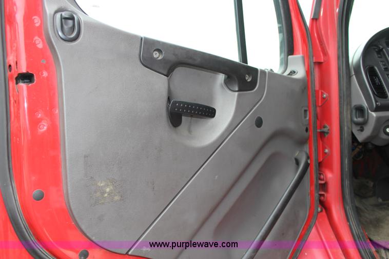 image for item K1187 2005 Freightliner Business Class M2 semi truck