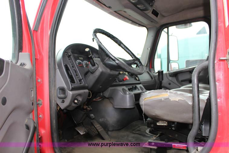 image for item K1187 2005 Freightliner Business Class M2 semi truck