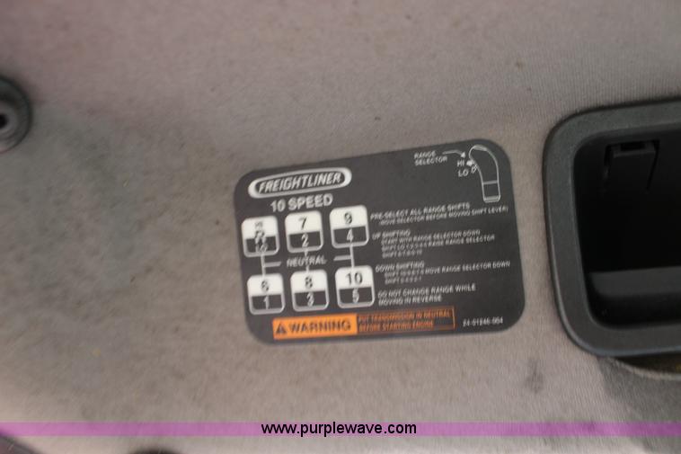 image for item K1187 2005 Freightliner Business Class M2 semi truck