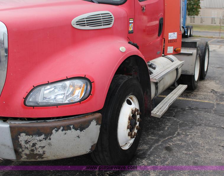 image for item K1187 2005 Freightliner Business Class M2 semi truck