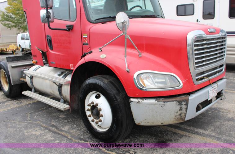 image for item K1187 2005 Freightliner Business Class M2 semi truck