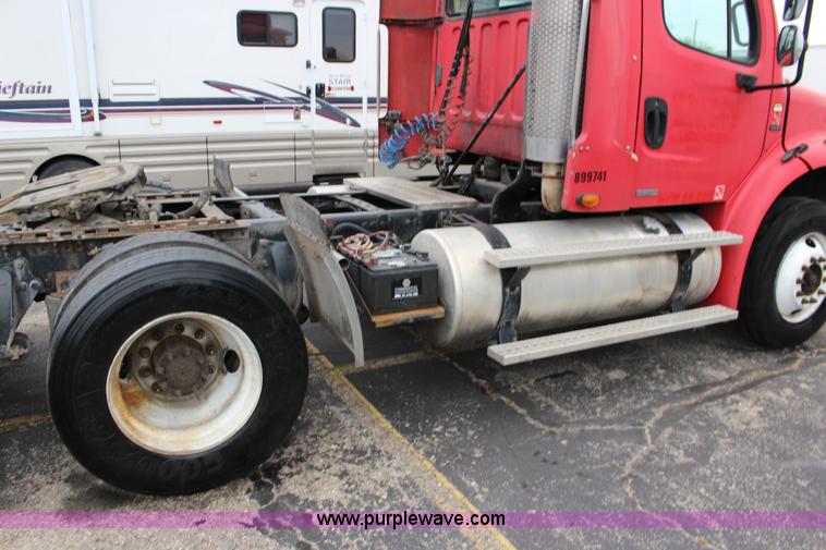 image for item K1187 2005 Freightliner Business Class M2 semi truck