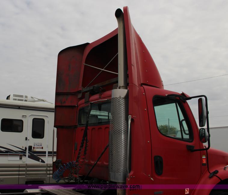 image for item K1187 2005 Freightliner Business Class M2 semi truck