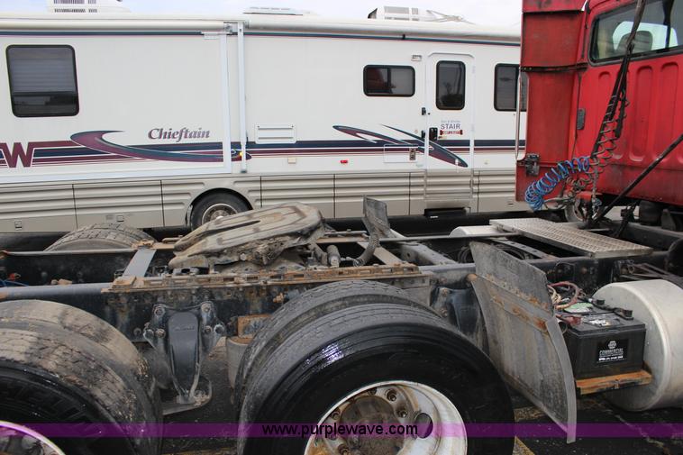 image for item K1187 2005 Freightliner Business Class M2 semi truck