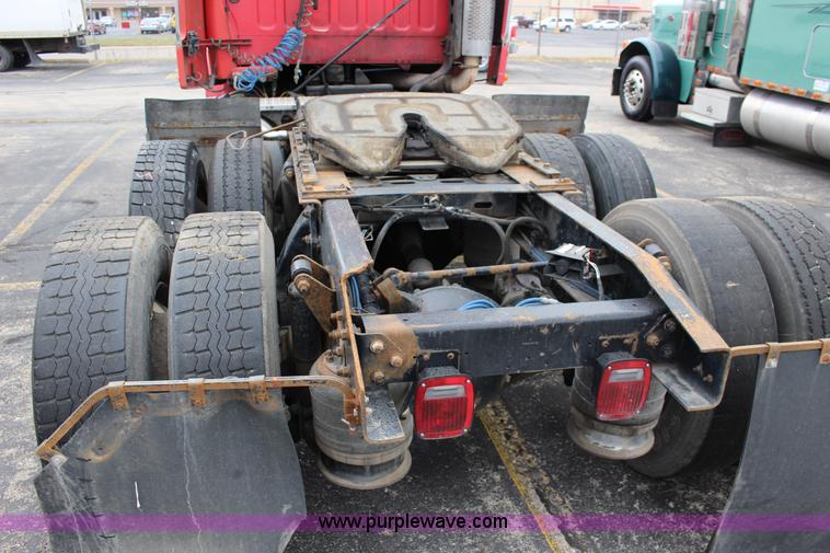 image for item K1187 2005 Freightliner Business Class M2 semi truck