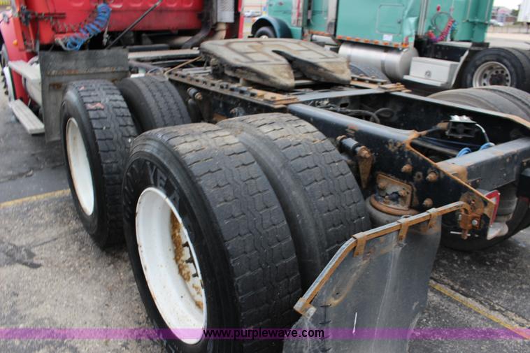 image for item K1187 2005 Freightliner Business Class M2 semi truck