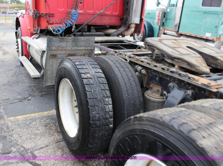 image for item K1187 2005 Freightliner Business Class M2 semi truck