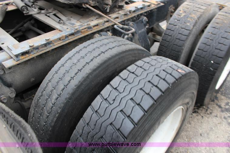 image for item K1187 2005 Freightliner Business Class M2 semi truck