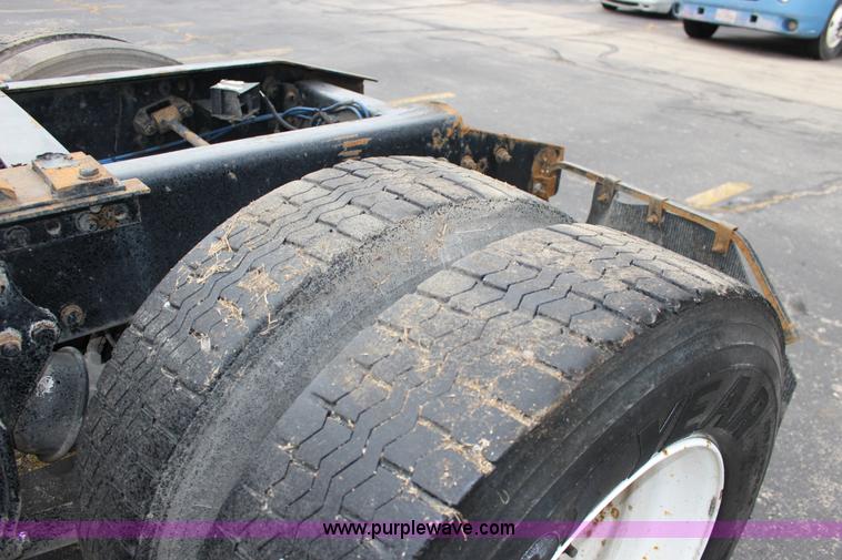 image for item K1187 2005 Freightliner Business Class M2 semi truck