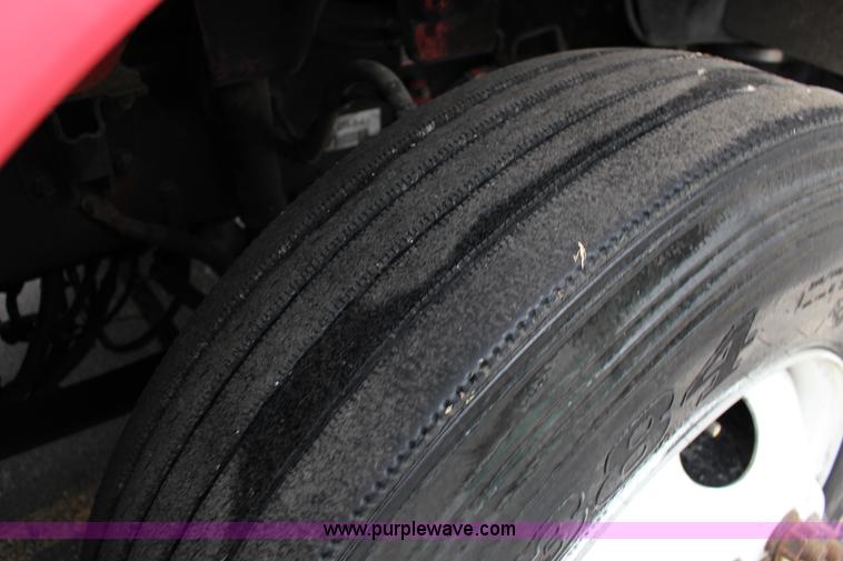 image for item K1187 2005 Freightliner Business Class M2 semi truck