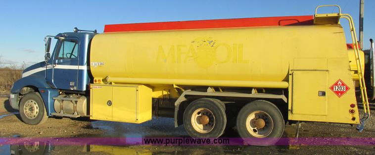 image for item L4225 2006 Freightliner Columbia fuel truck