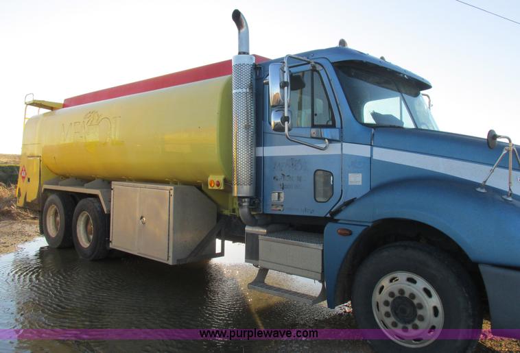 image for item L4225 2006 Freightliner Columbia fuel truck