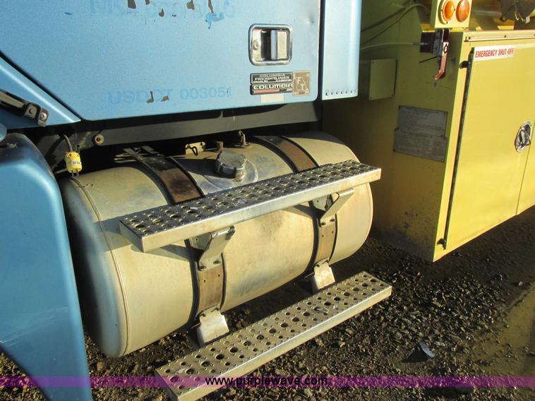 image for item L4225 2006 Freightliner Columbia fuel truck