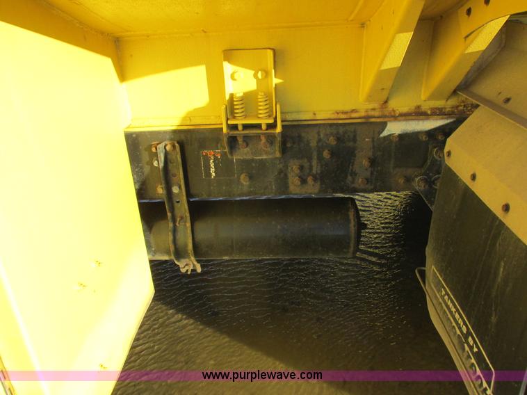 image for item L4225 2006 Freightliner Columbia fuel truck