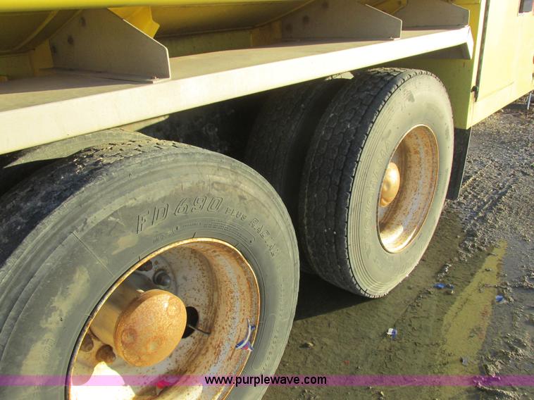 image for item L4225 2006 Freightliner Columbia fuel truck