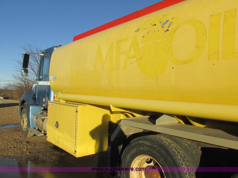 image for item L4225 2006 Freightliner Columbia fuel truck