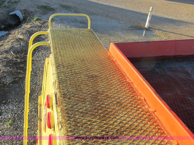 image for item L4225 2006 Freightliner Columbia fuel truck