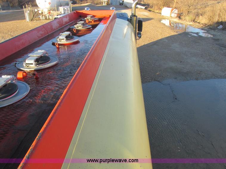 image for item L4225 2006 Freightliner Columbia fuel truck