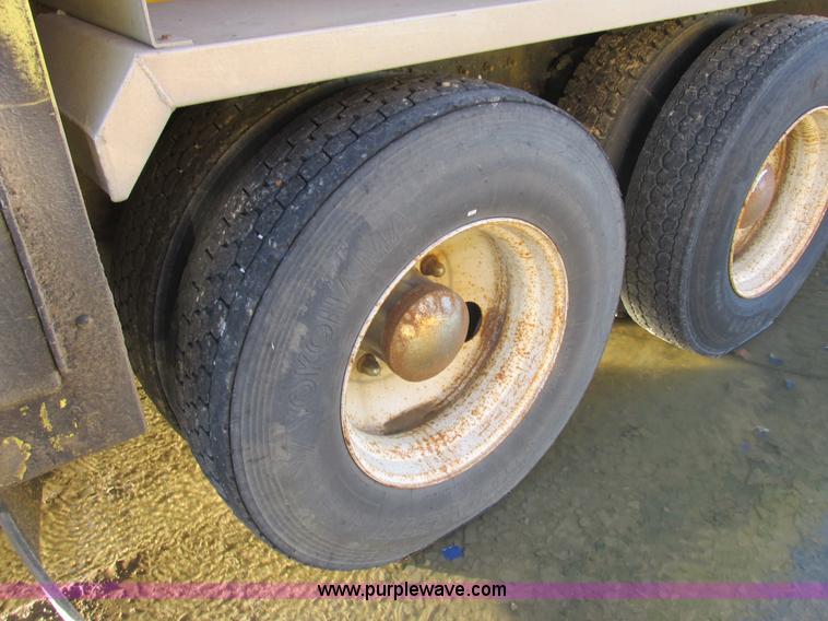 image for item L4225 2006 Freightliner Columbia fuel truck