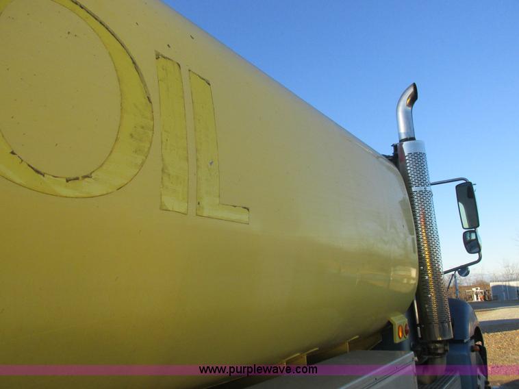 image for item L4225 2006 Freightliner Columbia fuel truck