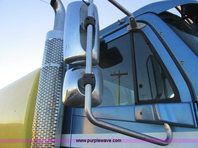 image for item L4225 2006 Freightliner Columbia fuel truck