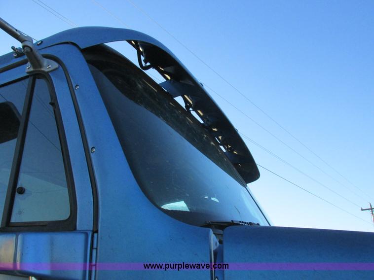 image for item L4225 2006 Freightliner Columbia fuel truck