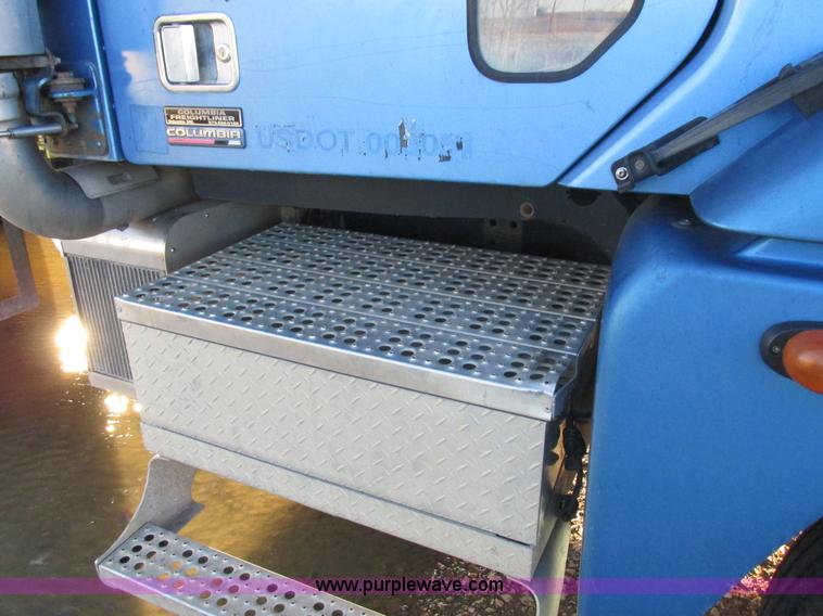 image for item L4225 2006 Freightliner Columbia fuel truck