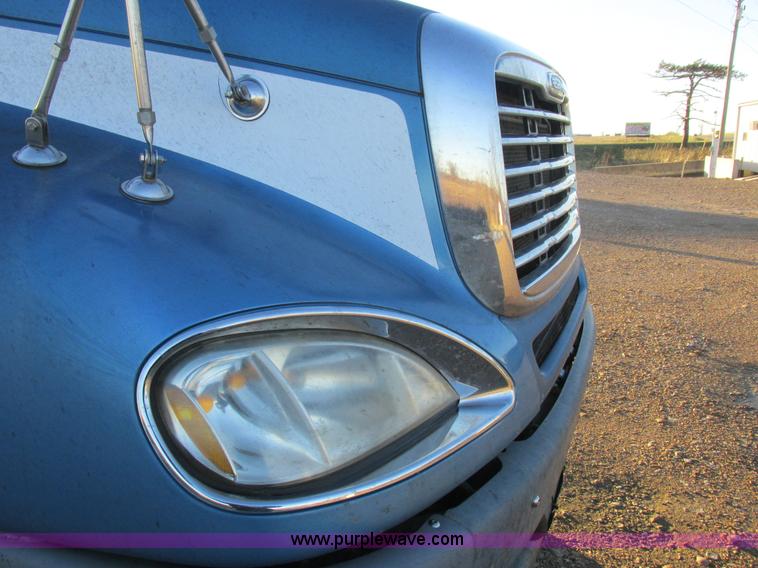 image for item L4225 2006 Freightliner Columbia fuel truck