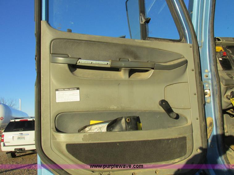 image for item L4225 2006 Freightliner Columbia fuel truck