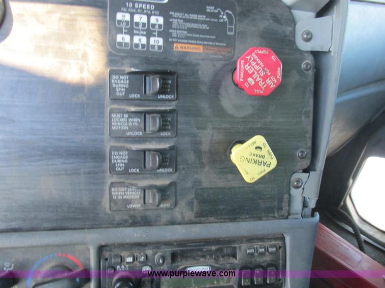 image for item L4225 2006 Freightliner Columbia fuel truck