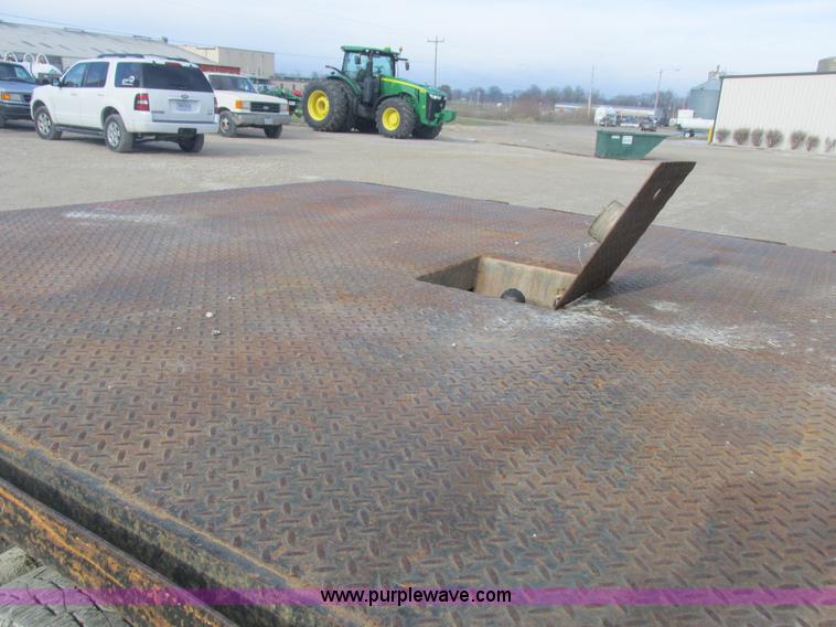 image for item L4229 1997 Ford F350 flatbed pickup truck