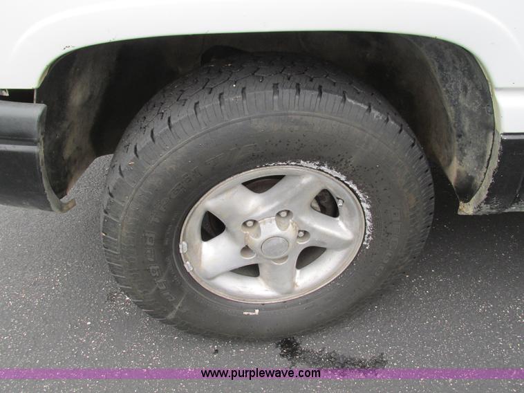 image for item L5378 2000 Dodge Ram 1500 Quad Cab pickup truck