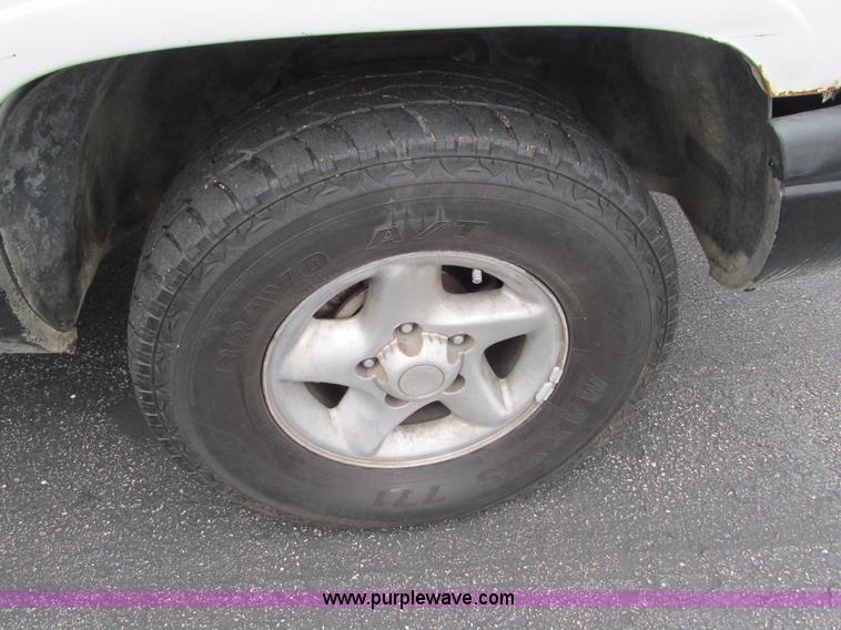 image for item L5378 2000 Dodge Ram 1500 Quad Cab pickup truck