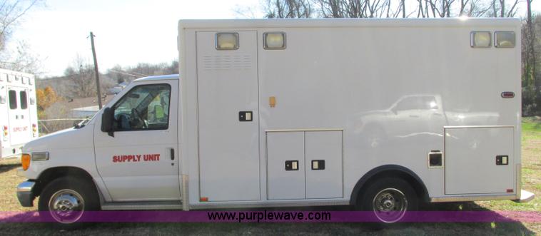 image for item N9325 2003 Ford Econoline E450 ambulance