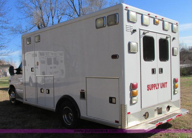 image for item N9325 2003 Ford Econoline E450 ambulance