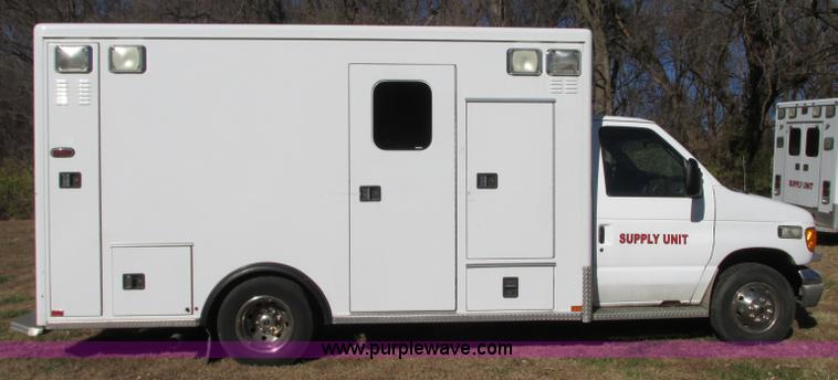 image for item N9325 2003 Ford Econoline E450 ambulance
