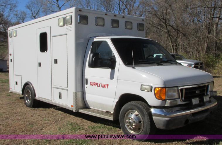 image for item N9325 2003 Ford Econoline E450 ambulance
