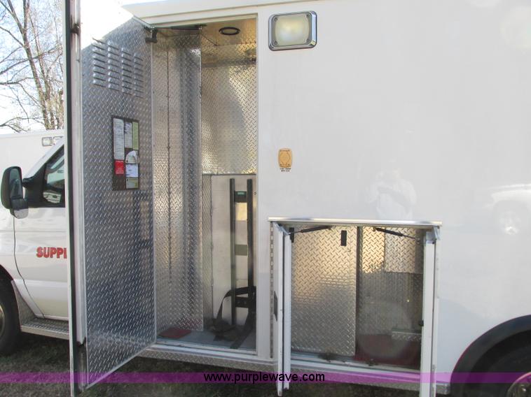 image for item N9325 2003 Ford Econoline E450 ambulance