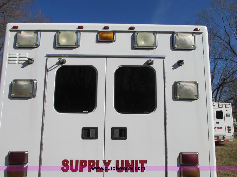 image for item N9325 2003 Ford Econoline E450 ambulance