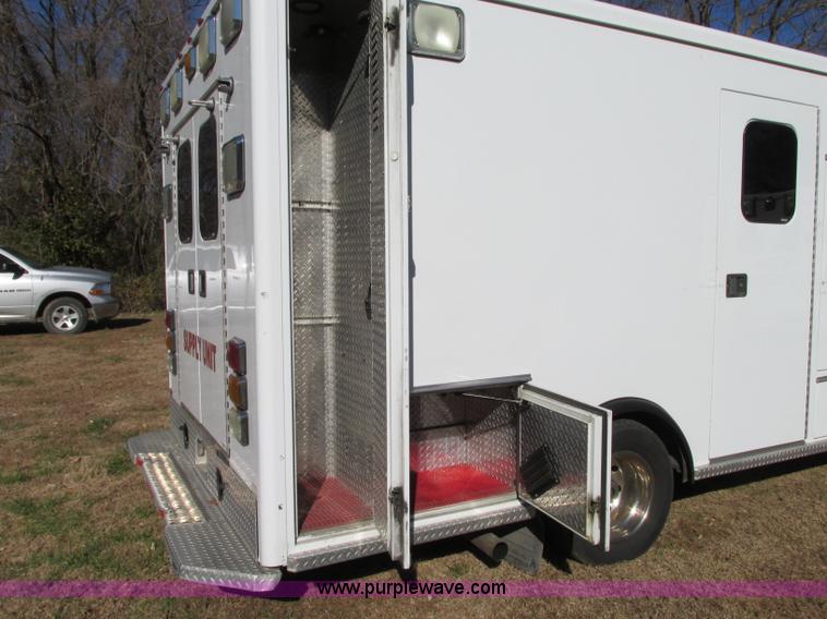 image for item N9325 2003 Ford Econoline E450 ambulance