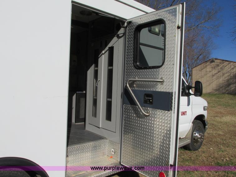 image for item N9325 2003 Ford Econoline E450 ambulance