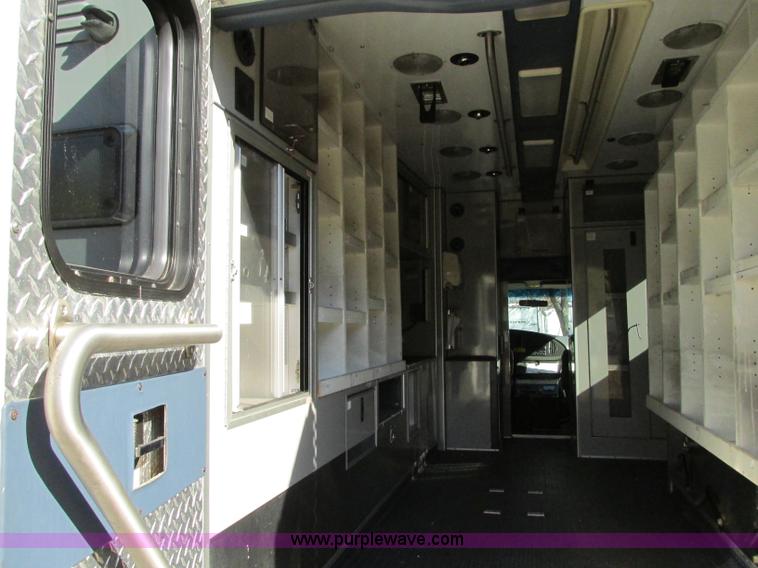 image for item N9325 2003 Ford Econoline E450 ambulance