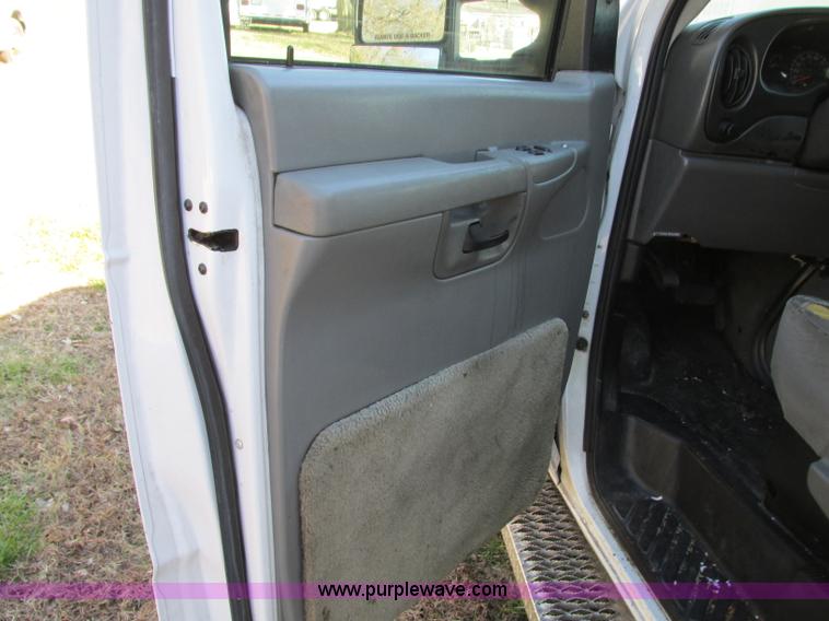 image for item N9325 2003 Ford Econoline E450 ambulance