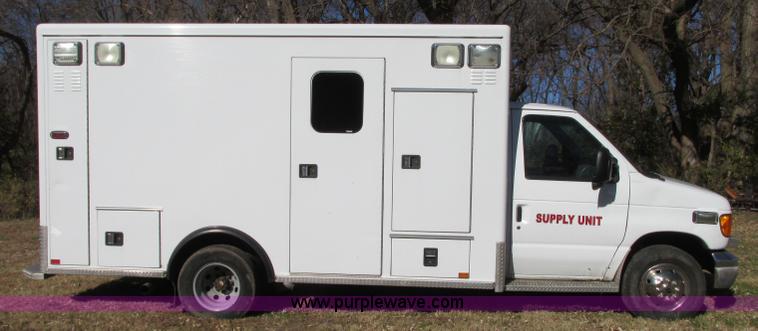 image for item N9326 2003 Ford Econoline E450 ambulance
