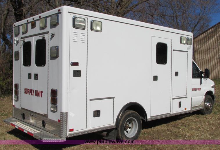 image for item N9326 2003 Ford Econoline E450 ambulance