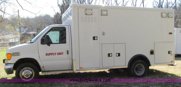 image for item N9326 2003 Ford Econoline E450 ambulance