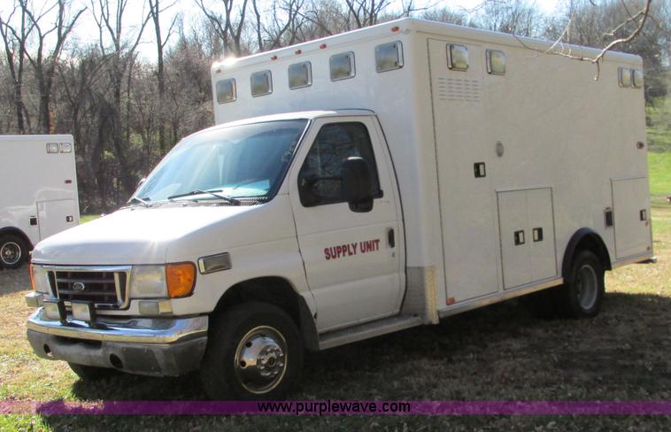 image for item N9326 2003 Ford Econoline E450 ambulance