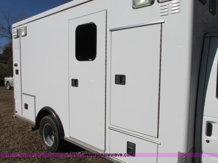 image for item N9326 2003 Ford Econoline E450 ambulance