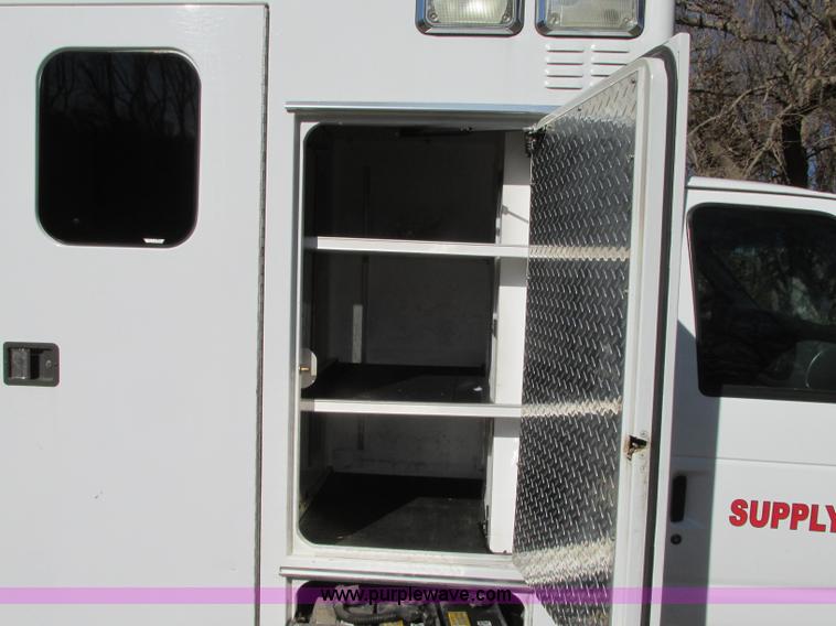image for item N9326 2003 Ford Econoline E450 ambulance
